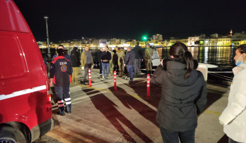 Μεγάλη κινητοποίηση στο νοσοκομείο για τους τραυματίες, ετοιμάζονται χειρουργεία, λέει ο δήμαρχος Χίου μετά το επεισόδιο με τους μετανάστες