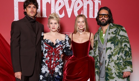 Τζέικομπ Ελόρντι: Η χειρονομία του προς τη Μάργκοτ Ρόμπι που ενισχύει τις φήμες του ειδυλλίου τους (βίντεο)