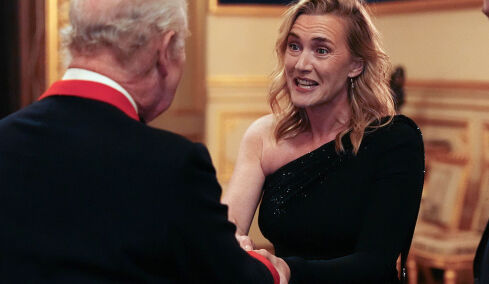 H αντίδραση της Κέιτ Γουίνσλετ όταν αντίκρισε τον Βασιλιά Κάρολο έγινε viral - Δείτε το βίντεο