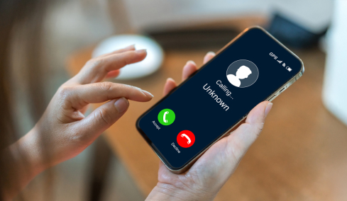 «Άνοιξε θεία, από τη ΔΕΗ είμαστε»: Πώς ψαρεύουν προσωπικά δεδομένα και τηλέφωνα οι συμμορίες της απάτης