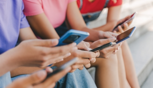 Πώς μπορεί η Ευρώπη να κρατήσει τα παιδιά μακριά από τα social media: Το παράδειγμα της Αυστραλίας, τα «παραθυράκια», οι προκλήσεις για την Ελλάδα και τις άλλες χώρες