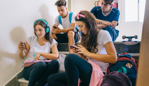 Πρωτοπορεί η Ελλάδα: Εκτενής προβολή από διεθνή ΜΜΕ για την απόφαση Μητσοτάκη να απαγορευτούν τα social media σε ανήλικους κάτω των 15 ετών