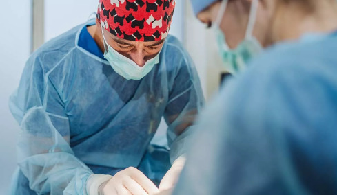 33χρονος άντεξε 48 ώρες χωρίς πνεύμονες μέχρι τη μεταμόσχευση – Η καινοτομία που τον έσωσε