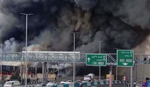 Μεγάλη φωτιά σε αγορά στη δυτική Τεχεράνη, είναι ορατή από πολλά σημεία της πόλης