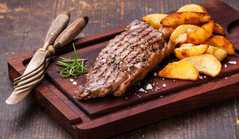 Την Τσικνοπέμπτη ψήνουμε (και) στο air fryer: 11 συνταγές για συνοδευτικά και κυρίως