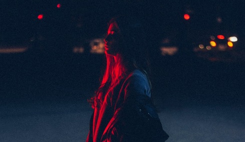 Σε πόλεις από όλο τον κόσμο, άντρες βιντεοσκοπούν γυναίκες τη νύχτα στον δρόμο χωρίς τη συναίνεσή τους
