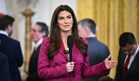 Ποια είναι η Κέιτλιν Κόλινς, η «αγέλαστη δημοσιογράφος» που δεν φοβάται να στριμώξει τον Τραμπ
