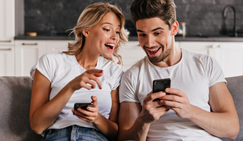 Ένα νέο trend στα social media θέλει τους άντρες να κρατούν σημειώσεις για τις συντρόφους τους