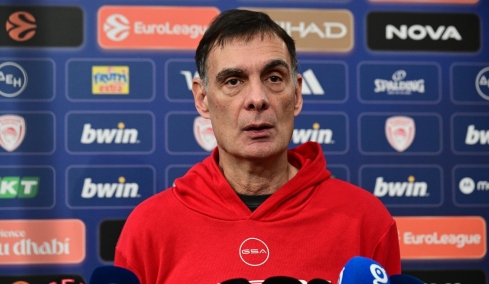 Ο Μπαρτζώκας απάντησε για το επεισόδιο στο Ντουμπάι: «Δεν με τιμά, ο οπαδός με πήρε τηλέφωνο και μου ζήτησε συγγνώμη»
