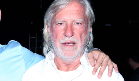 Λάκης Ραπτάκης: Η διαδρομή τεσσάρων δεκαετιών που τον έφερε στην κορυφή της ελληνικής νύχτας