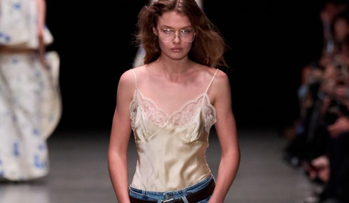 Πέντε τάσεις στα τζιν για την άνοιξη του 2026
