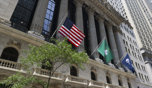Wall Street: Για πρώτη φορά στην ιστορία του ο Dow Jones ξεπέρασε τις 50.000 μονάδες, πανηγυρίζει ο Τραμπ
