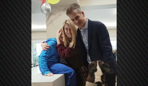 Η Σία Κοσιώνη επέστρεψε σπίτι μετά την περιπέτεια της υγείας της και πόζαρε αγκαλιά με την οικογένεια της