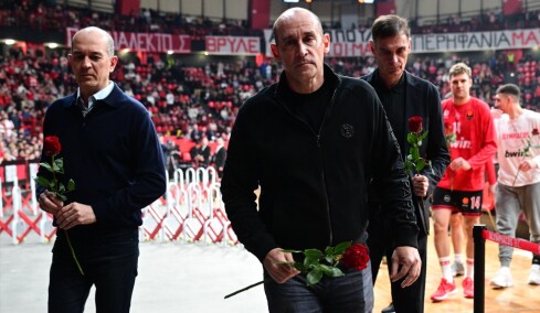 Αγγελόπουλοι, Μπαρτζώκας και η ομάδα του Ολυμπιακού τίμησαν στο ΣΕΦ τη μνήμη των θυμάτων της τραγωδίας της Θύρας 7, βίντεο