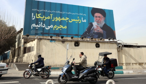 «Φύγετε τώρα από το Ιράν» προειδοποιούν οι ΗΠΑ τους πολίτες τους ενώ ξεκινούν σήμερα οι κρίσιμες συνομιλίες στο Ομάν