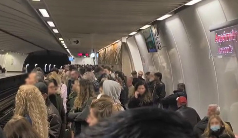Αναστάτωση στο Μετρό: Νεαρά άτομα τράβηξαν τον μοχλό κινδύνου σε συρμό προς Ελληνικό