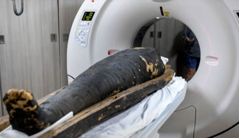 Αξονικές τομογραφίες αποκαλύπτουν τα πρόσωπα, τις ασθένειες και τα μυστικά δύο αιγυπτιακών μουμιών 2.000 ετών