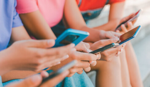 «Ξεκολλήστε από το κινητό»: Έρχεται νόμος που θα απαγορεύει τη χρήση social media για παιδιά έως 15 ετών