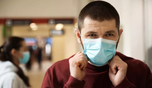 Χειμώνας και ιοί: Γιατί η χρήση μάσκας στους χώρους υγείας παραμένει κρίσιμη