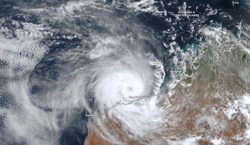 Ο τροπικός κυκλώνας Μίτσελ ενισχύθηκε σε κατηγορία 3 και πλησιάζει στην Αυστραλία με ριπές ανέμου 195 χλμ/ώρα 