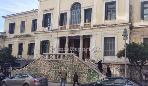 Εγκατέλειψε το 9,5 ετών αυτιστικό παιδί της στα δικαστήρια Λαμίας