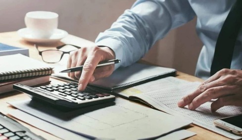 Μεγάλο άνοιγμα στον εξωδικαστικό για τα χρέη – Ξεμπλοκάρουν λογαριασμοί, έρχονται 72 δόσεις για τα παλιά «φέσια»
