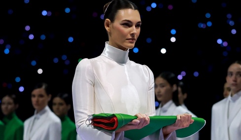 Η σύντροφος του Λεονάρντο ντι Κάπριο κρατά την ιταλική σημαία στην τελετή έναρξης των Χειμερινών Ολυμπιακών Αγώνων 2026