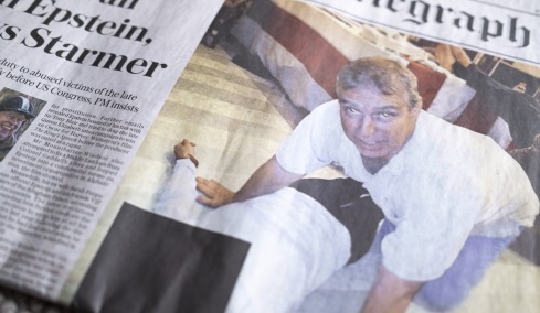 Φάκελοι Έπσταϊν: Οι ιστορίες των χιλιάδων θυμάτων - «Κυκλοφορούσε σε συνοικιακά σχολεία και ψάρευε έφηβες»