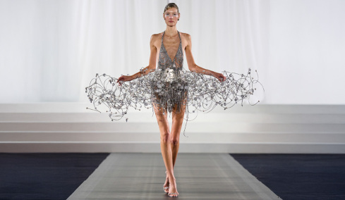 Σίλια Κριθαριώτη: Το Παρίσι είπε «Bienvenue» στην ελληνική υψηλή ραπτική
