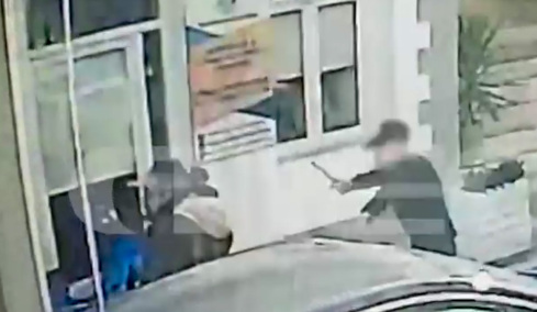 Έκανε σαν δαιμονισμένος, λέει ο κουρέας για τον 25χρονο που του επιτέθηκε με γκλοπ γιατί δεν του άρεσε το κούρεμα, δείτε βίντεο