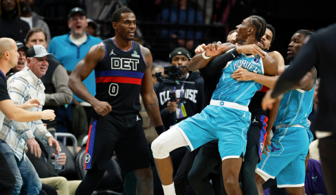 Άγριος καβγάς στο Χόρνετς-Πίστονς με μπουνιές, σπρωξίματα. κεφαλοκλειδώματα και τέσσερις αποβολές, δείτε βίντεο