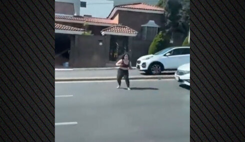 Σοκαριστικό τροχαίο στο Μεξικό: Γυναίκα βγαίνει ξαφνικά στον δρόμο και αυτοκίνητο την εκτοξεύει μέτρα μακριά, δείτε βίντεο