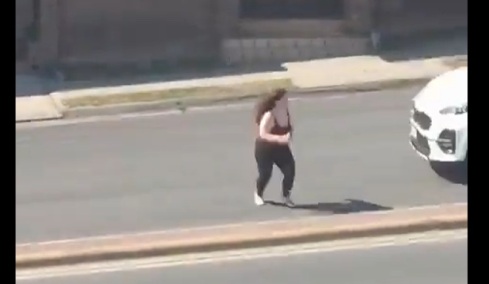 Σοκαριστικό τροχαίο στο Μεξικό: Γυναίκα βγαίνει ξαφνικά στον δρόμο και αυτοκίνητο την εκτοξεύει μέτρα μακριά, δείτε βίντεο