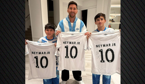 Ο Μέσι φωτογραφήθηκε με τα παιδιά του με τη φανέλα με το Νο10 της ιστορικής Σάντος 