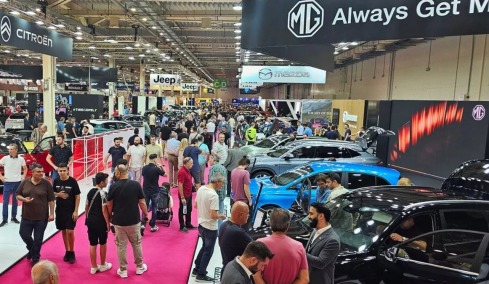 Επιστροφή του κόσμου στις εκθέσεις αυτοκινήτου
