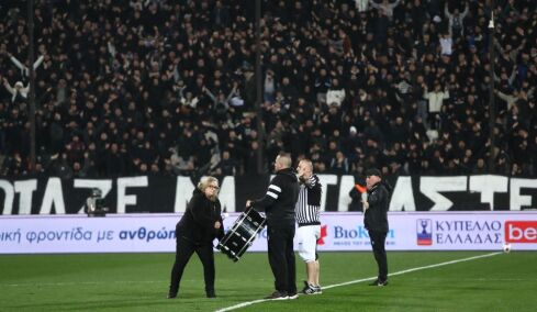 Ανατριχιαστική στιγμή: Μήτερα οπαδού του ΠΑΟΚ που σκοτώθηκε στη Ρουμανία, χτύπησε το τύμπανο στην Τούμπα, δείτε βίντεο