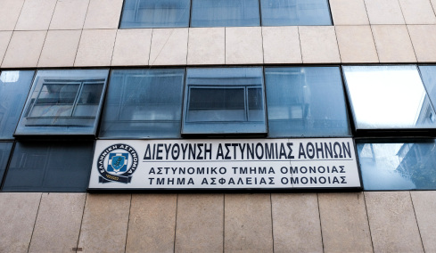 «Είχαν συνεννοηθεί να με βιάσουν»: Ξεκίνησε η δίκη των αστυνομικών για τη σεξουαλική κακοποίηση 19χρονης στο Α.Τ. Ομονοίας