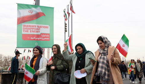 Η ιρανική τηλεόραση προβάλλει πλάνα γυναικών χωρίς μαντίλα