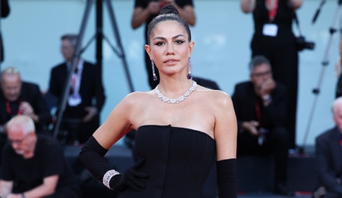 Στην Ελλάδα η διάσημη Τουρκάλα ηθοποιός Ντεμέτ Όζντεμιρ: Τα ελληνικά τραγούδια, οι χοροί και το «καλημέρα»