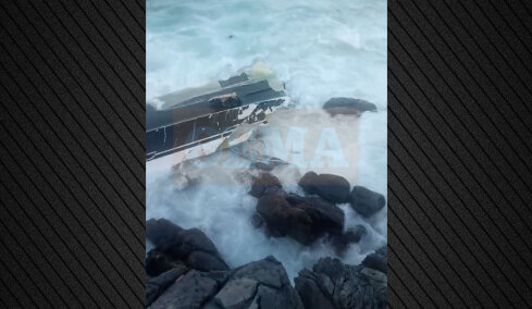 Ελαφόνησος: Θαλαμηγός διαλύθηκε σε βράχια, ψαράδες έσωσαν τους επιβάτες, δείτε βίντεο