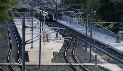 Συνελήφθη 38χρονος που έκλεψε καλώδιο 100 μέτρων του Προαστιακού θέτοντας σε κίνδυνο την ασφάλεια επιβατών και συρμών