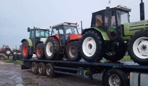 Οι αγρότες φόρτωσαν τα τρακτέρ στα φορτηγά και κατεβαίνουν στην Αθήνα, έφτασαν στον Πειραιά οι Κρητικοί
