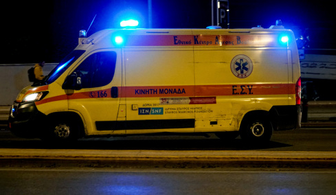 Θανατηφόρο τροχαίο με παράσυρση 74χρονης πεζής από μηχανή στην Πατησίων
