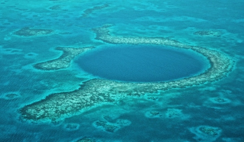 Βρέθηκε η βαθύτερη μπλε τρύπα των ωκεανών: Το φαινόμενο που προβληματίζει τους ειδικούς