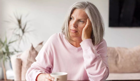 Άνοια: 6 συμπεριφορές στη μέση ηλικία που σχετίζονται με αύξηση του κινδύνου πάνω από 50%
