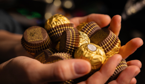 Η άγνωστη ιστορία πίσω από τα Ferrero Rocher: Πώς πήραν το όνομά τους τα διάσημα σοκολατάκια της αυτοκρατορίας των 10 δισ. ευρώ