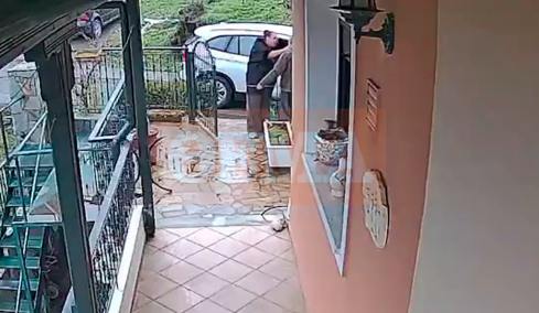 Η στιγμή που γυναίκα αγκαλιάζει ηλικιωμένο και του αρπάζει την αλυσίδα στη Θεσσαλονίκη, η σπείρα είχε... πτυχίο στο να ανοίγει σπίτια και να σηκώνει ΙΧ
