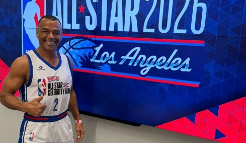NBA All-Star Celebrity Game: Ο θρυλικός Καφού φοράει σορτς και παίζει μπάσκετ υπό τις οδηγίες των Αντετοκούνμπο!

