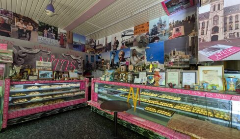 Το 151 ετών ελληνικό ζαχαροπλαστείο με τους θρυλικούς εργολάβους που γλυκαίνουν επισκέπτες από όλο τον κόσμο