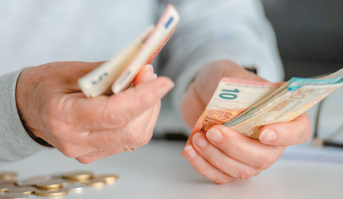 ΕΛΣΤΑΤ: Ισχυρή ενίσχυση στο διαθέσιμο εισόδημα των νοικοκυριών, στα €42,56 δισ. το δ’ τρίμηνο του 2025 